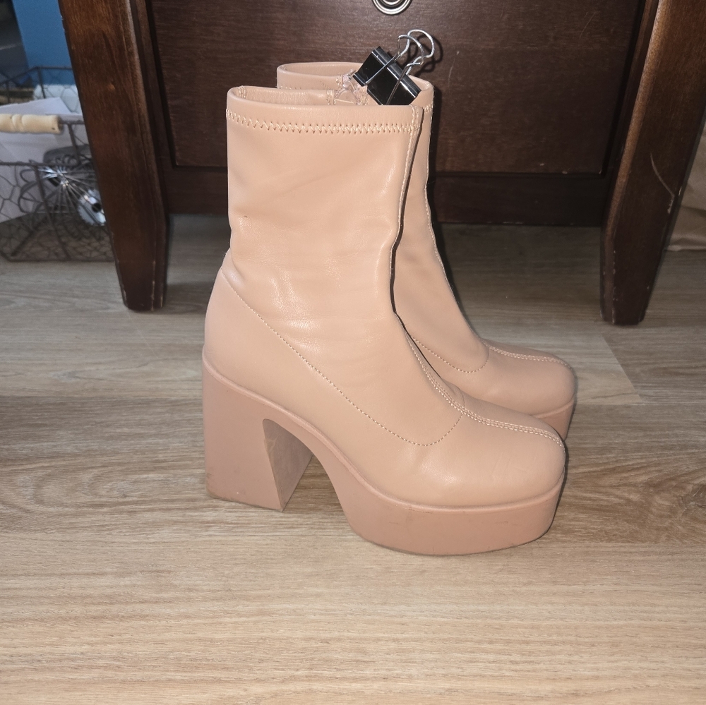 Stylish Tan Women's Boots